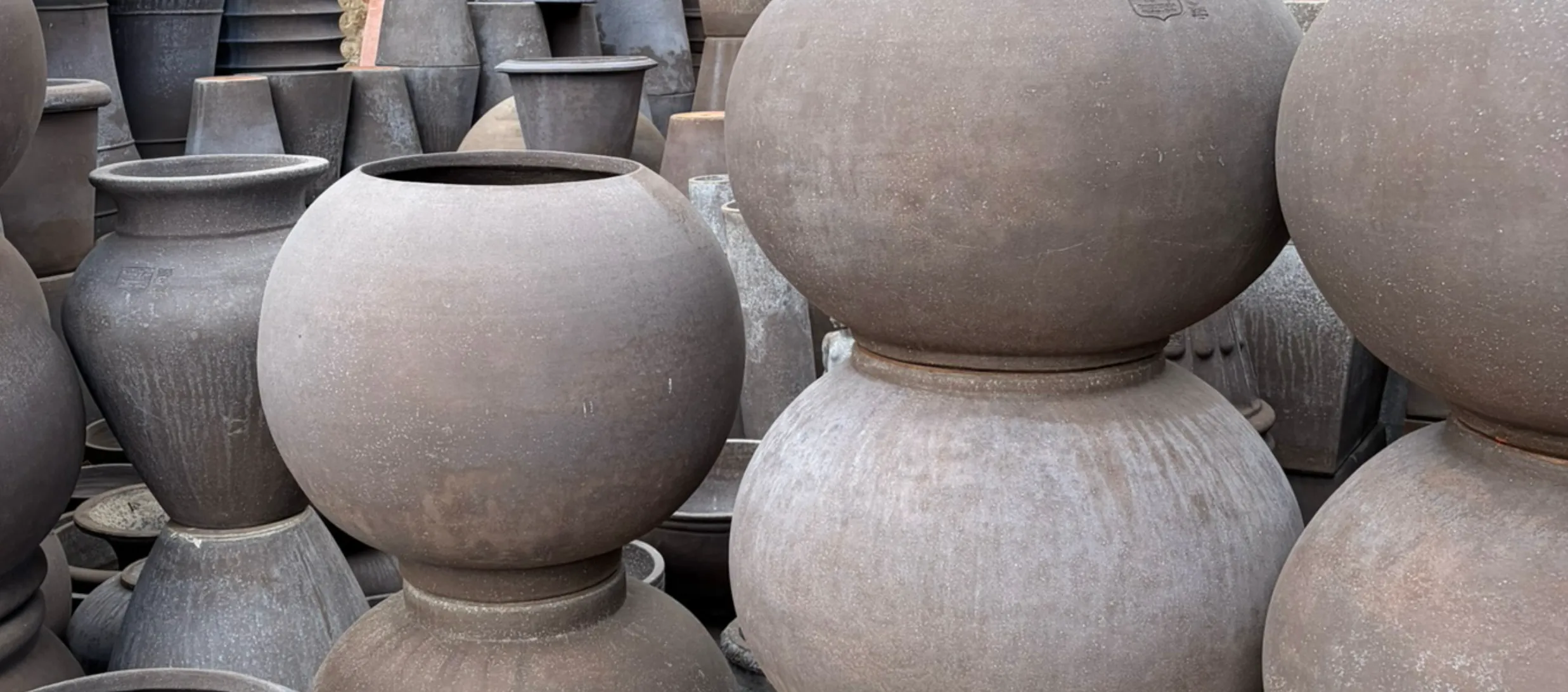 gestapelte graue Tongefäße in Manufaktur