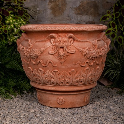 Vase ornato con fauni