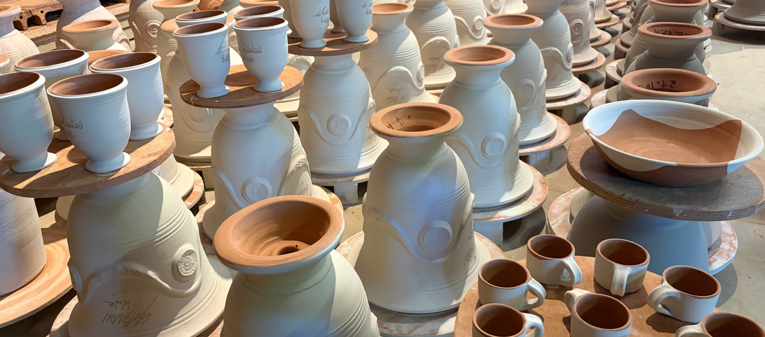 gestapelte graue Tongefäße in Manufaktur