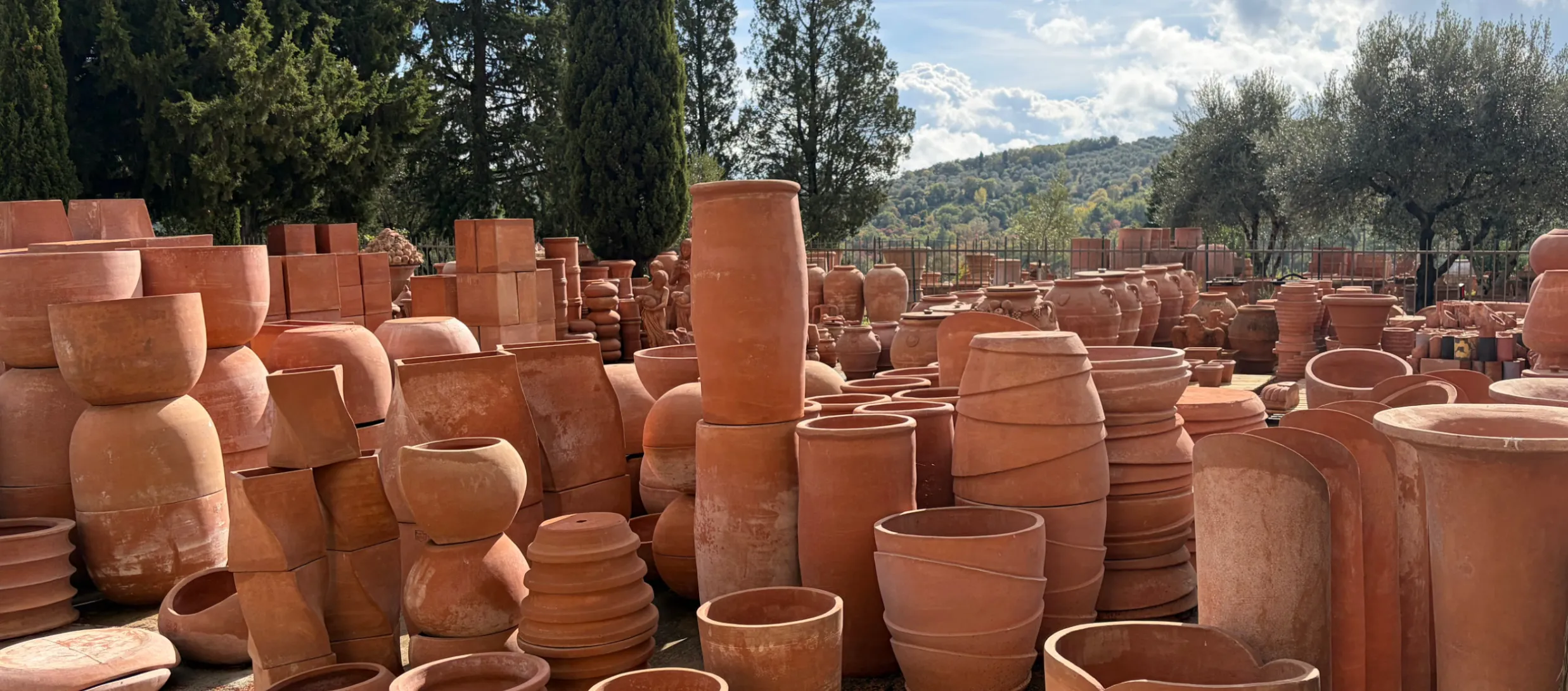 gestapelte orange farbene Tongefäße in Hof von Manufaktur
