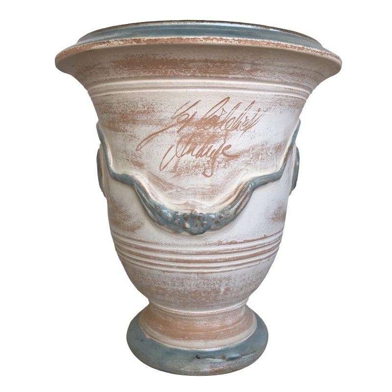 Klassische Anduze-Vase mit patinierter Oberfläche, hellblauem Ornament