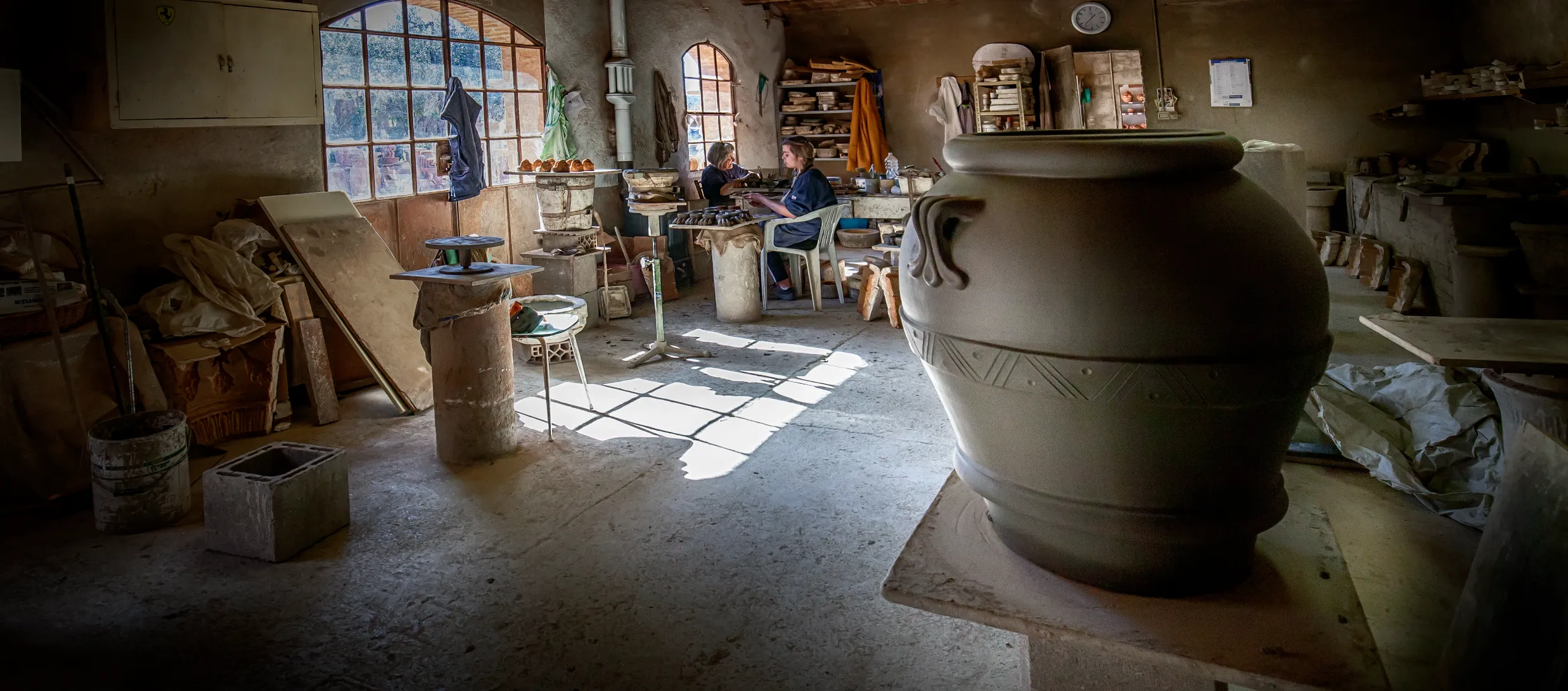 gestapelte Tongefäße in Manufaktur